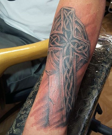 手臂3D古代凯尔特十字加黑色纹身图案