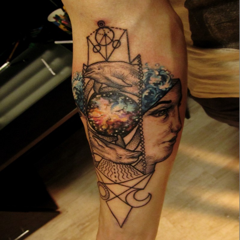 手臂彩色星空与神秘女人纹身图案