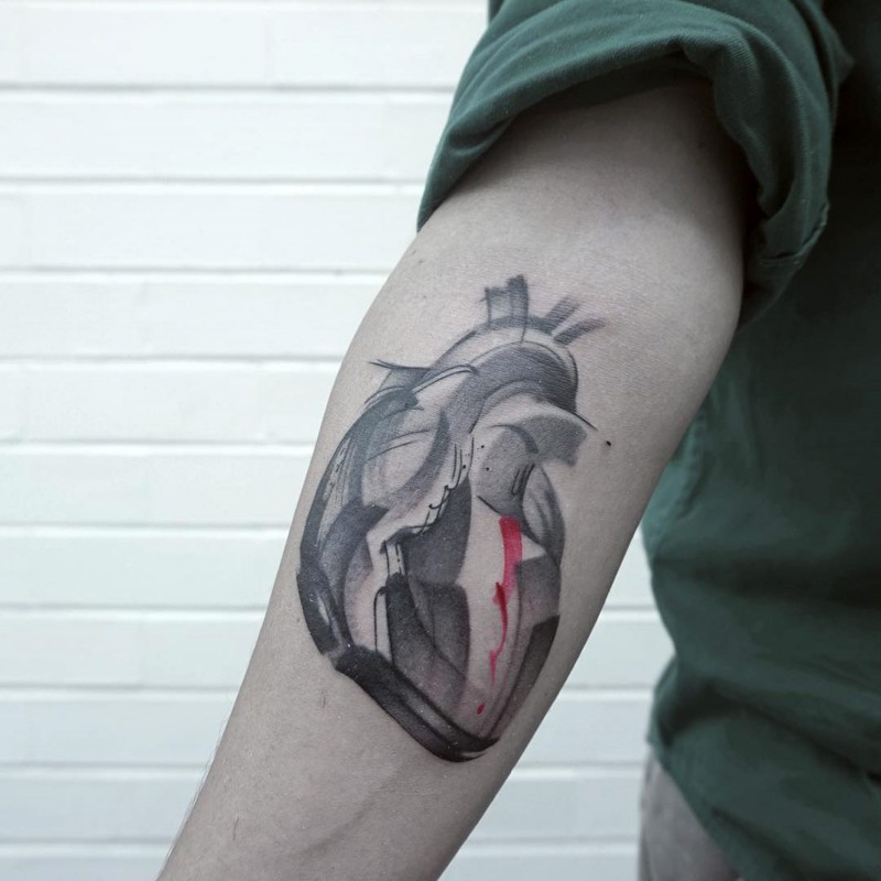 小臂抽象风格的彩色心脏纹身图案