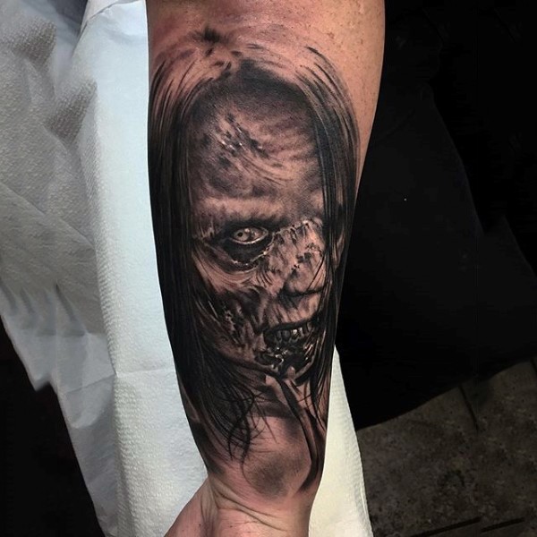手臂逼真的黑白3D怪物女人纹身图案
