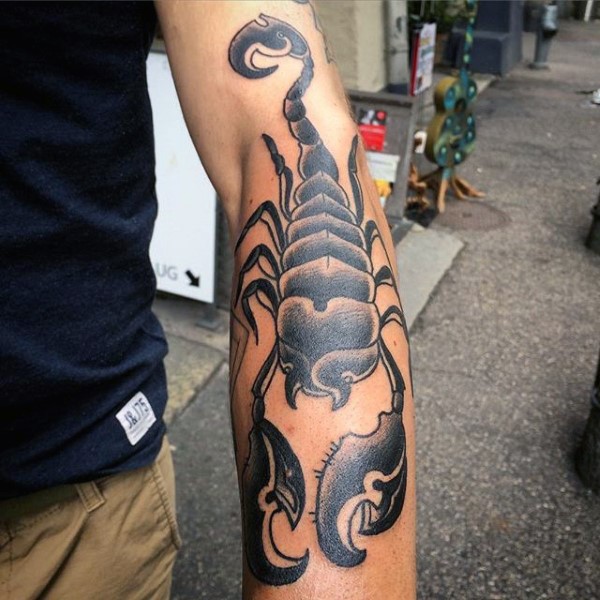 华丽的黑色个性蝎子手臂纹身图案