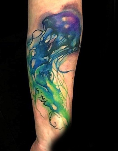 手臂水彩画风格五颜六色的水母纹身图案