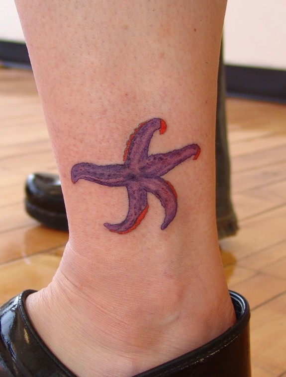 脚踝橙色和紫色海星纹身图案