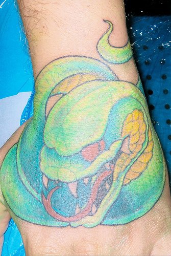 手背绿色的邪恶大蛇纹身图案