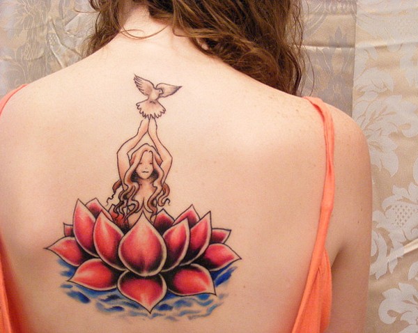 女生背部惊人的红莲花和女孩鸽子纹身图案
