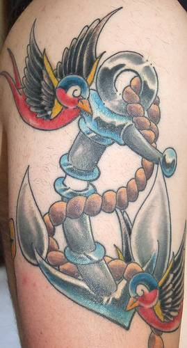 手臂船锚和两只燕子彩色纹身图案