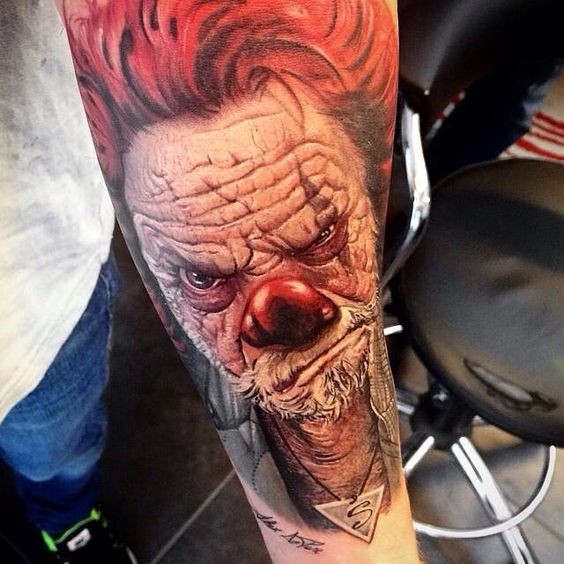 惊人的3D彩色腐烂小丑手臂纹身图案
