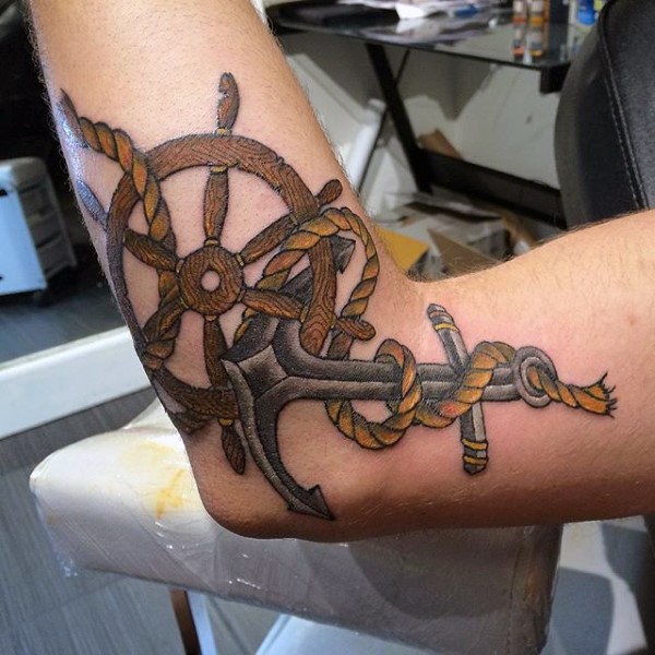 手臂彩色绳子和船锚船舵纹身图案
