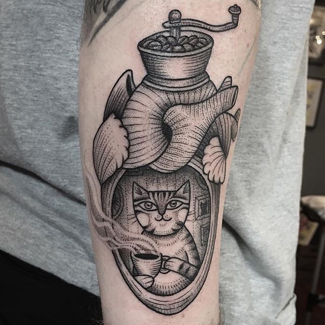 有趣的心脏与猫和咖啡杯点刺手臂纹身图案