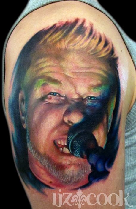 大臂惊人的丰富多彩著名歌手肖像纹身图案