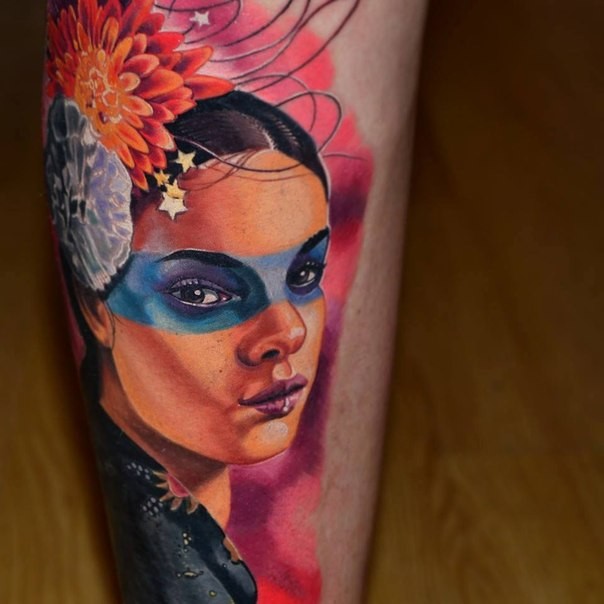 彩色美丽的部落女性肖像与花朵手臂纹身图案