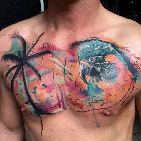 胸部彩色的棕榈树与鹦鹉纹身图案