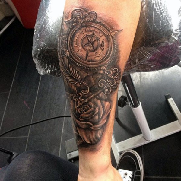 手臂黑白指南针与钥匙花朵纹身图案