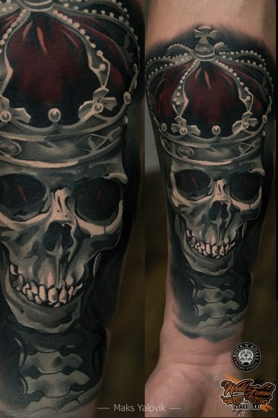 写实风格的彩色骷髅和皇冠手臂纹身图案