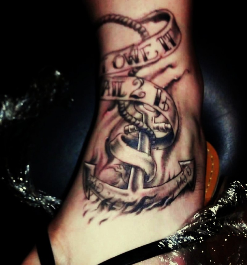 脚踝黑白船锚和字母纹身图案