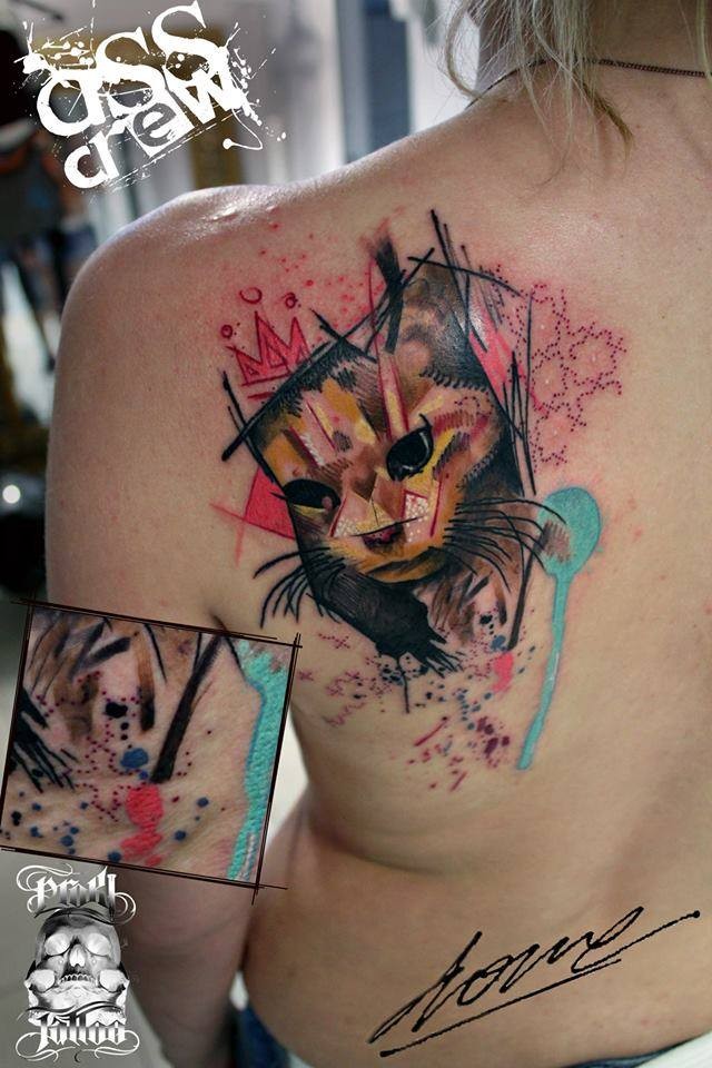 背部令人难以置信的彩色猫咪和皇冠装饰纹身图案