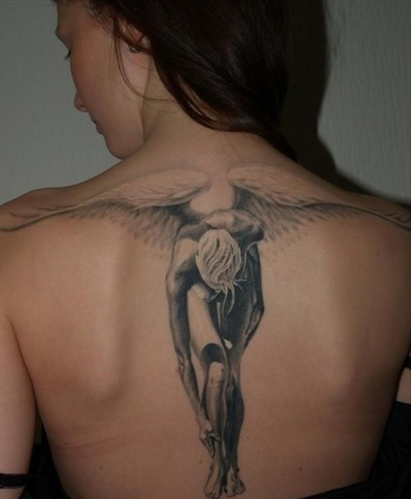 女生背部美丽的天使写实纹身图案