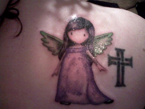 黑色十字架和可爱的小天使纹身图案