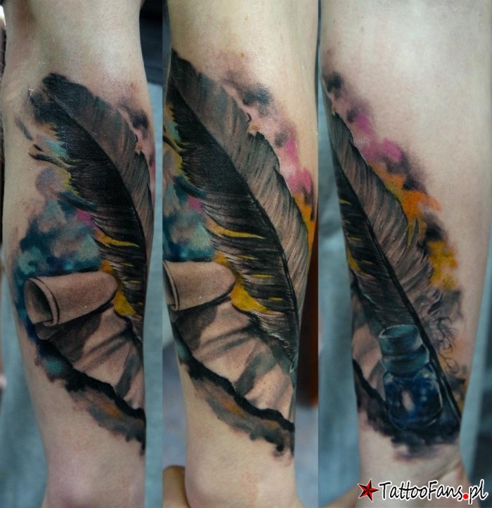 逼真的彩色纸与墨水和羽毛手臂纹身图案