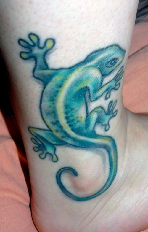 苍白的绿蜥蜴脚踝纹身图案