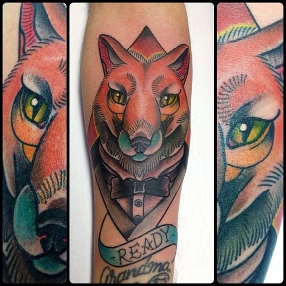 红色的狐狸和字母手臂纹身图案