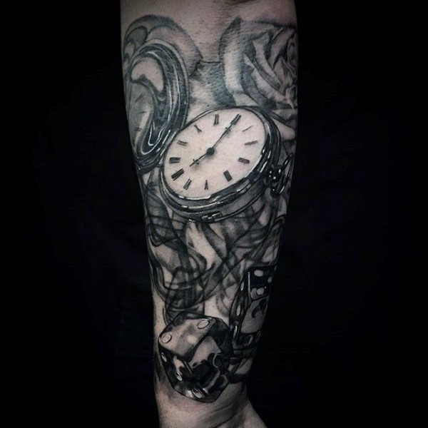 3D写实的黑白时钟与骰子和花朵手臂纹身图案