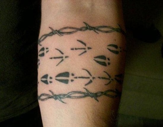 手臂黑色的不同铁丝网袖标纹身图案