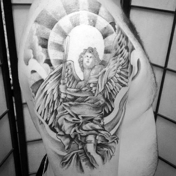 手臂黑白光荣的天使战士和太阳纹身图案