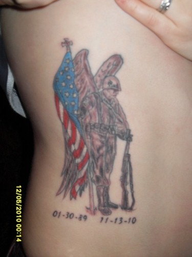 士兵守护天使和国旗侧肋纹身图案