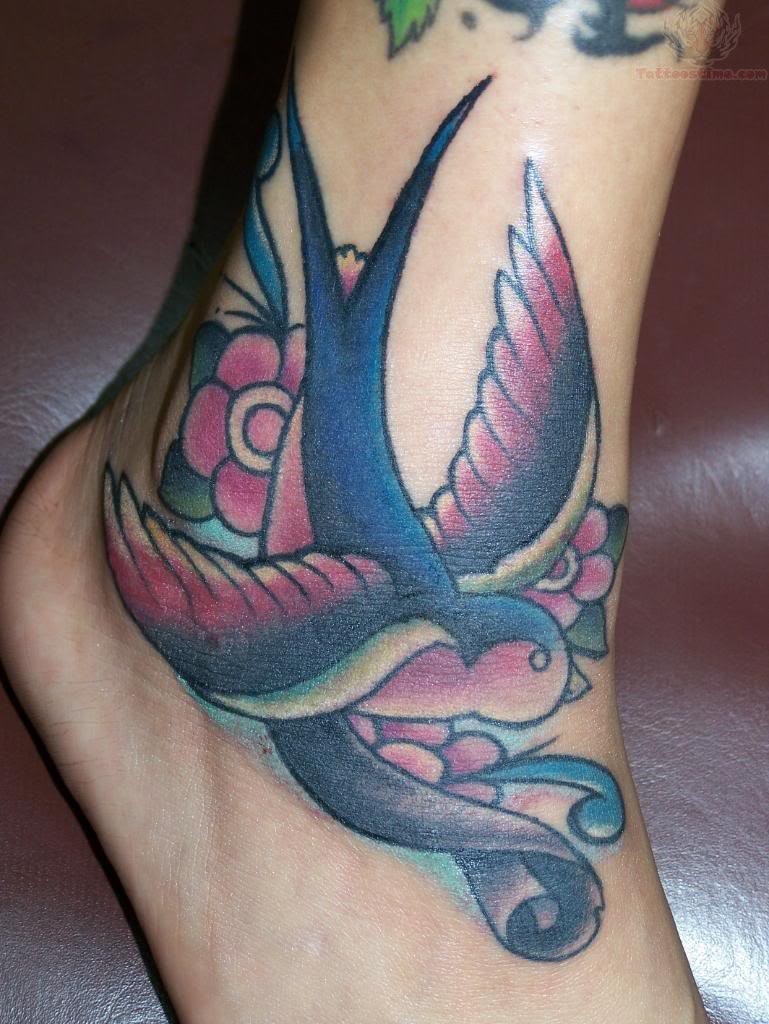脚踝上的彩色燕子鸟纹身图案