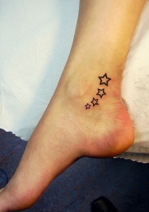 四颗黑色线条星星脚踝纹身图案