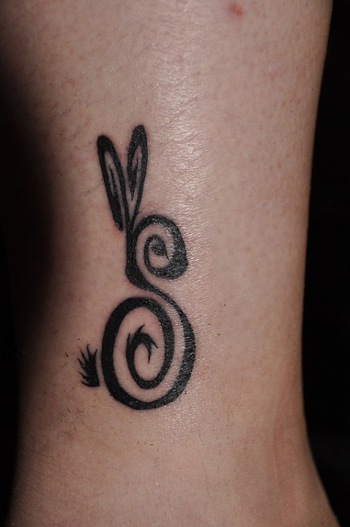 部落风可爱的兔子图腾脚踝纹身图案