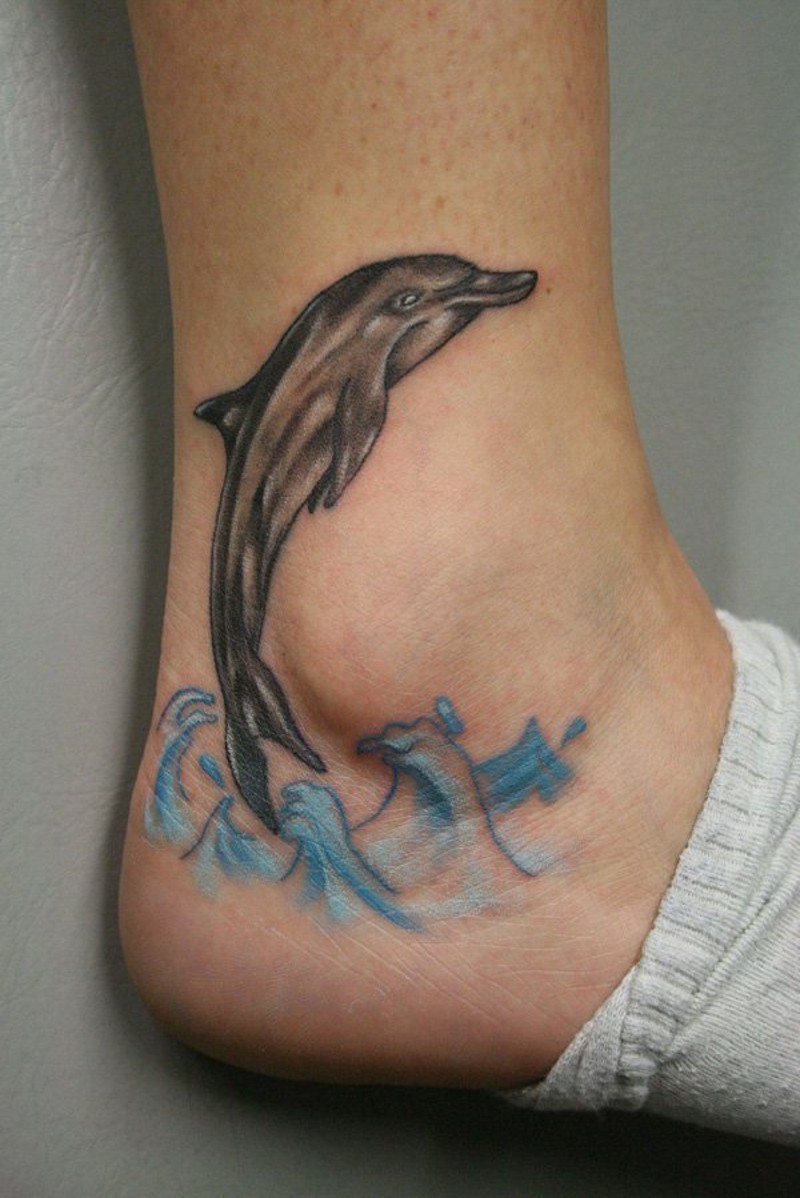 黑灰的海豚和蓝色波浪脚踝纹身图案
