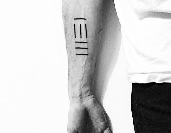 简单的神秘线条符号手臂纹身图案