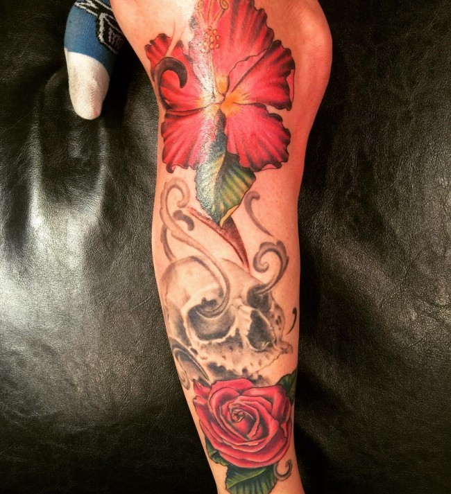 腿部3D红色的芙蓉花和玫瑰骷髅纹身图案