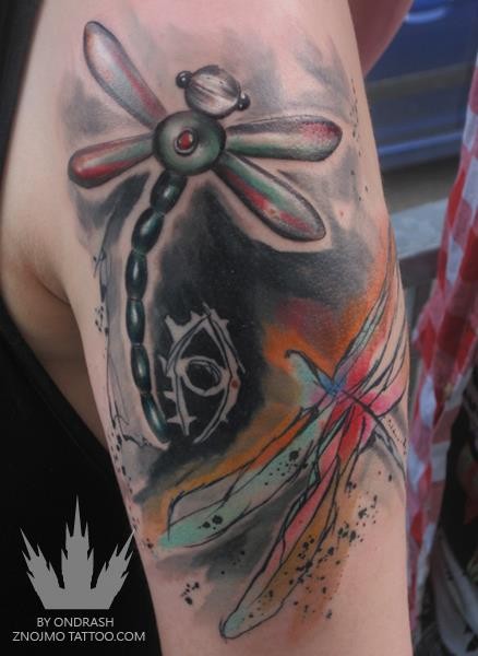 手臂卡通风格彩色抽象蜻蜓纹身图案