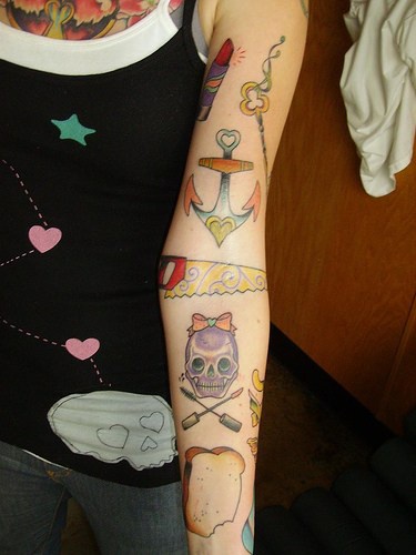 骷髅蝴蝶结和船锚彩色手臂纹身图案
