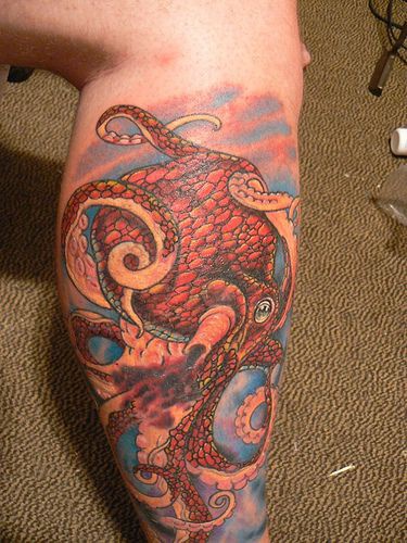 小腿红色的章鱼纹身图案