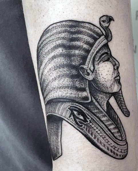 雕刻风格黑色点刺埃及法老肖像手臂纹身图案