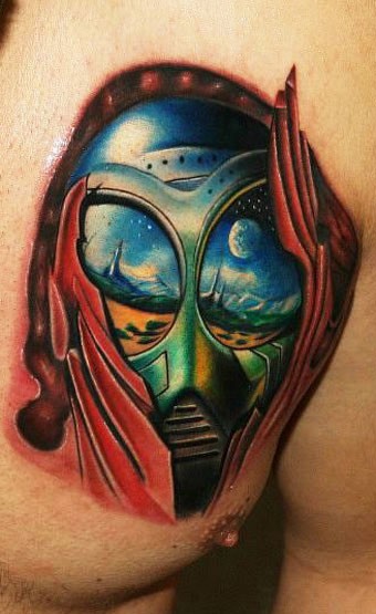 胸部彩色的外星人脸个性纹身图案