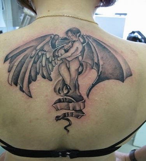 天使和恶魔拥抱背部纹身图案