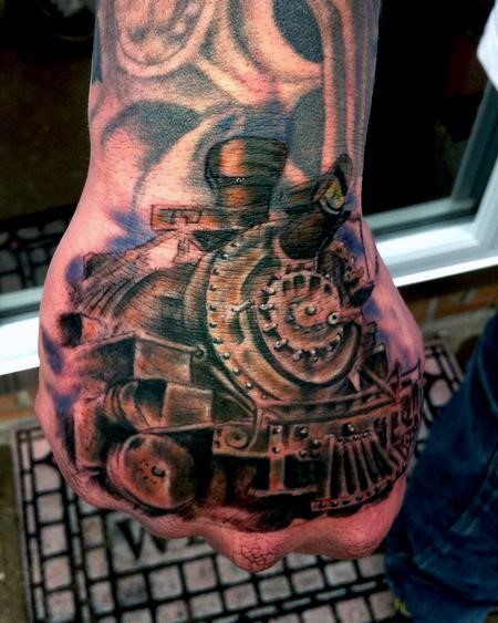 手背3D彩色的火车头纹身图案
