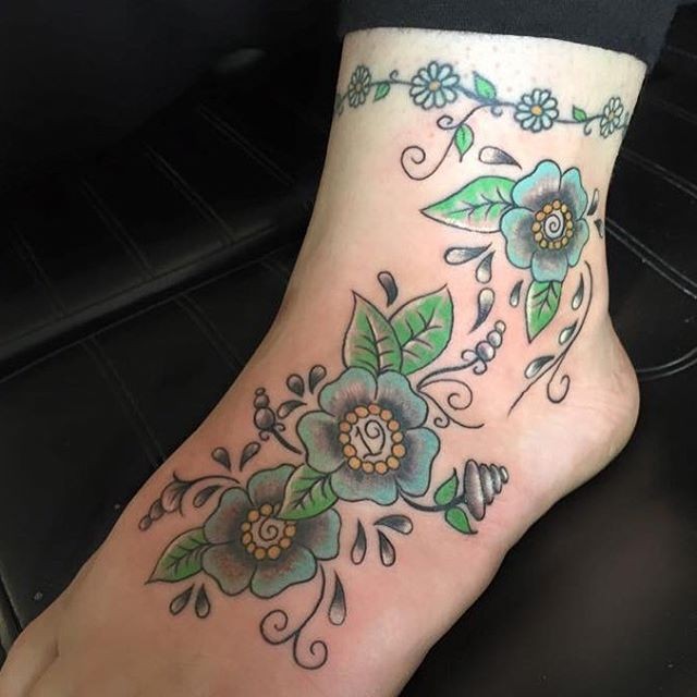 脚背可爱色彩的花朵纹身图案
