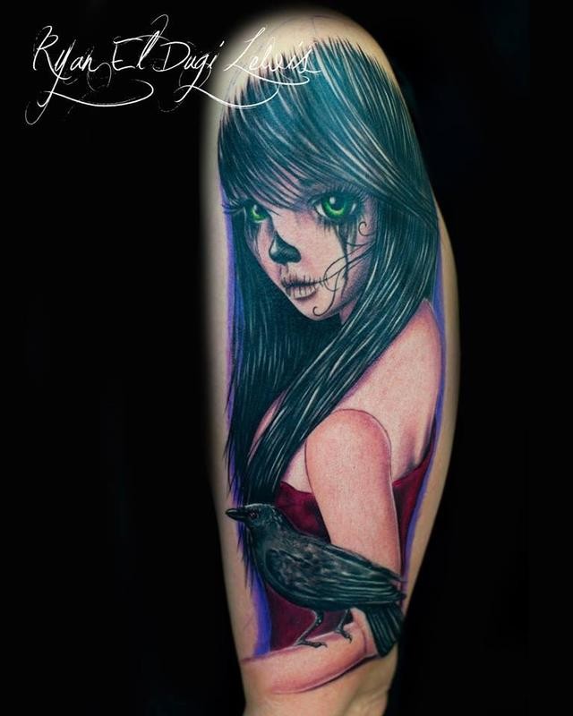 手臂彩色美丽的女人与乌鸦纹身图案
