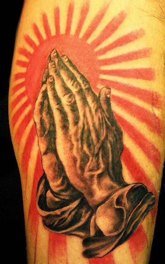 写实红色背景下的祈祷之手纹身图案