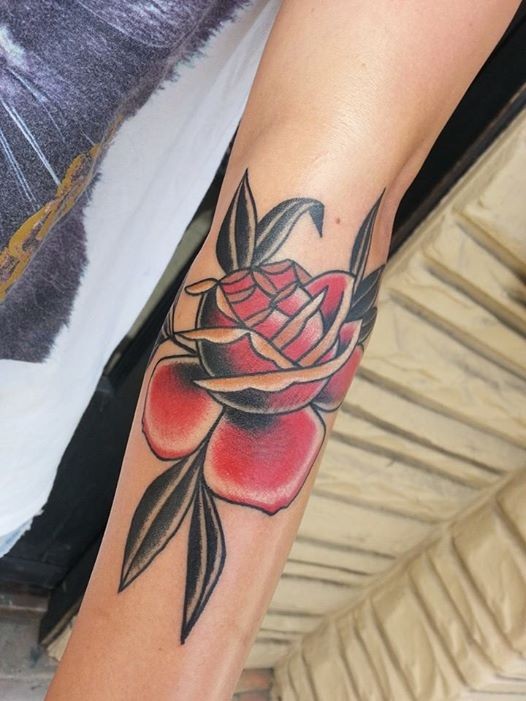 手臂经典的红玫瑰纹身图案
