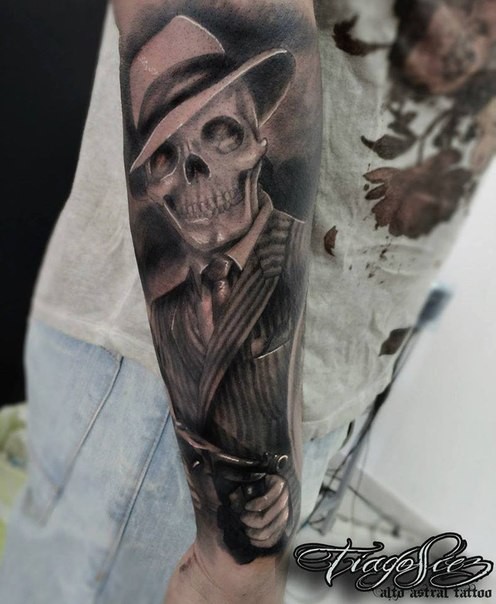 黑灰风格的骷髅黑手党与手枪手臂纹身图案