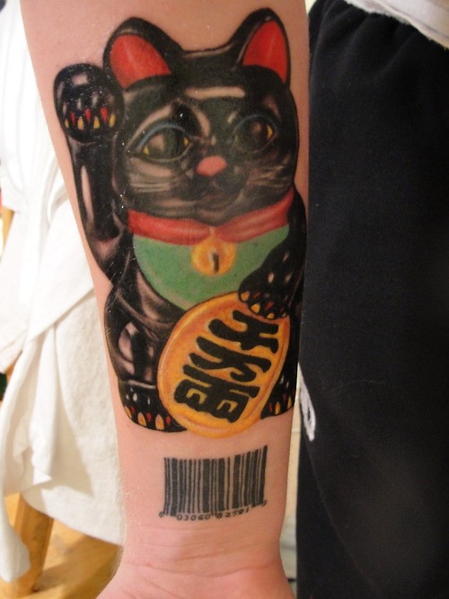 手臂上的日式招财猫纹身图案
