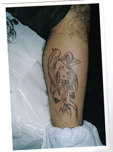 小腿黑色线条男性天使纹身图案
