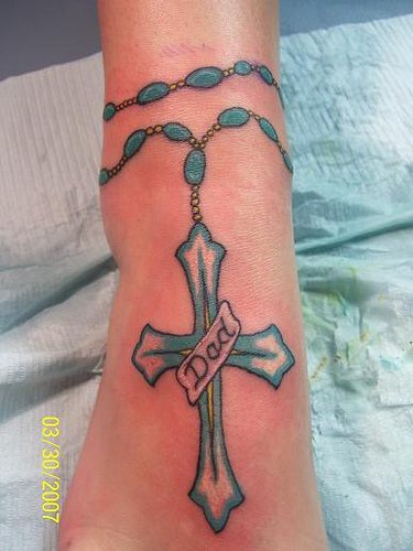 字母和十字架彩色脚踝纹身图案